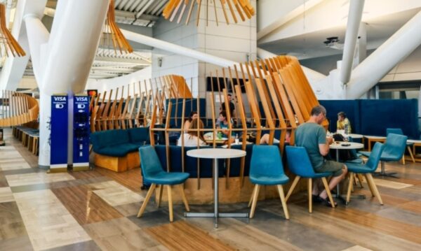 Salonul Dacia de la Aeroportul Otopeni