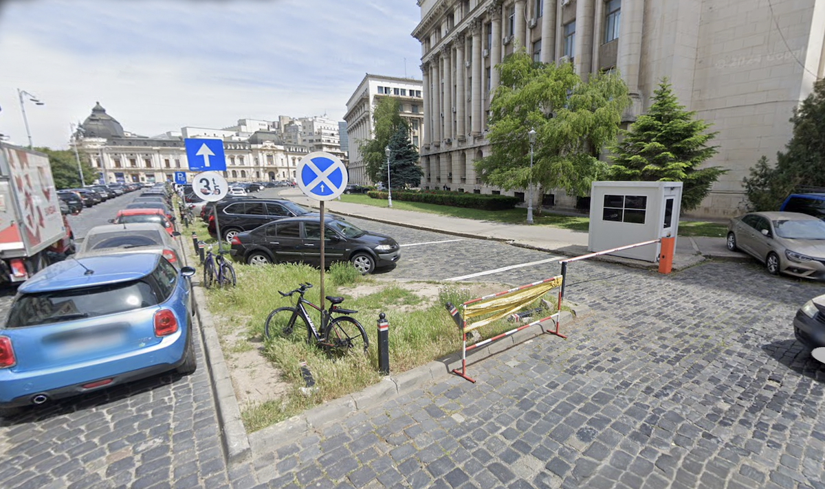 Piața Revoluției în parcare