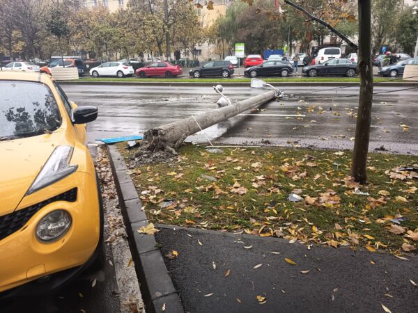 Traficul rutier este restricționat pe Bulevardul Constantin Brâncoveanu, după ce un șofer a lovit un stâlp de iluminat. Foto: FB/ Info Trafic București și Ilfov