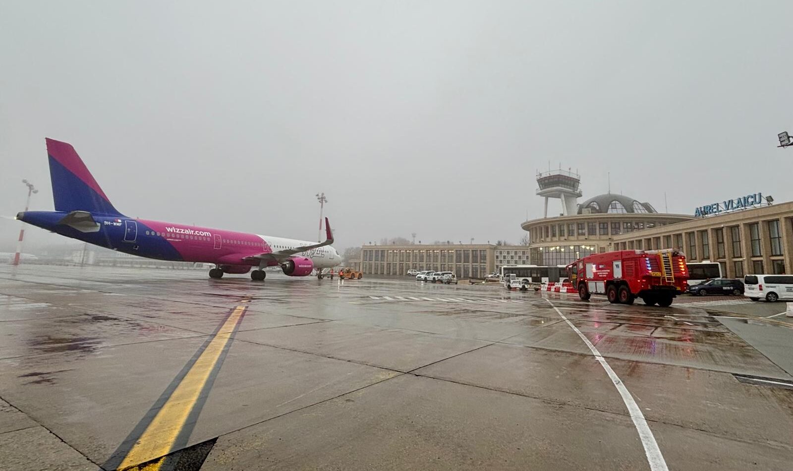 Incident pe Aeroportul Băneasa o flacără sub cabina unui avion