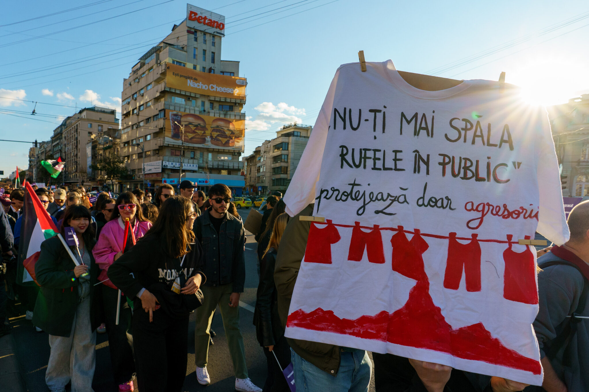 „Fiecare femeie ucisă este dovada unui sistem care a eșuat”. Protest în Piața Victoriei, după al 51-lea femicid din 2025