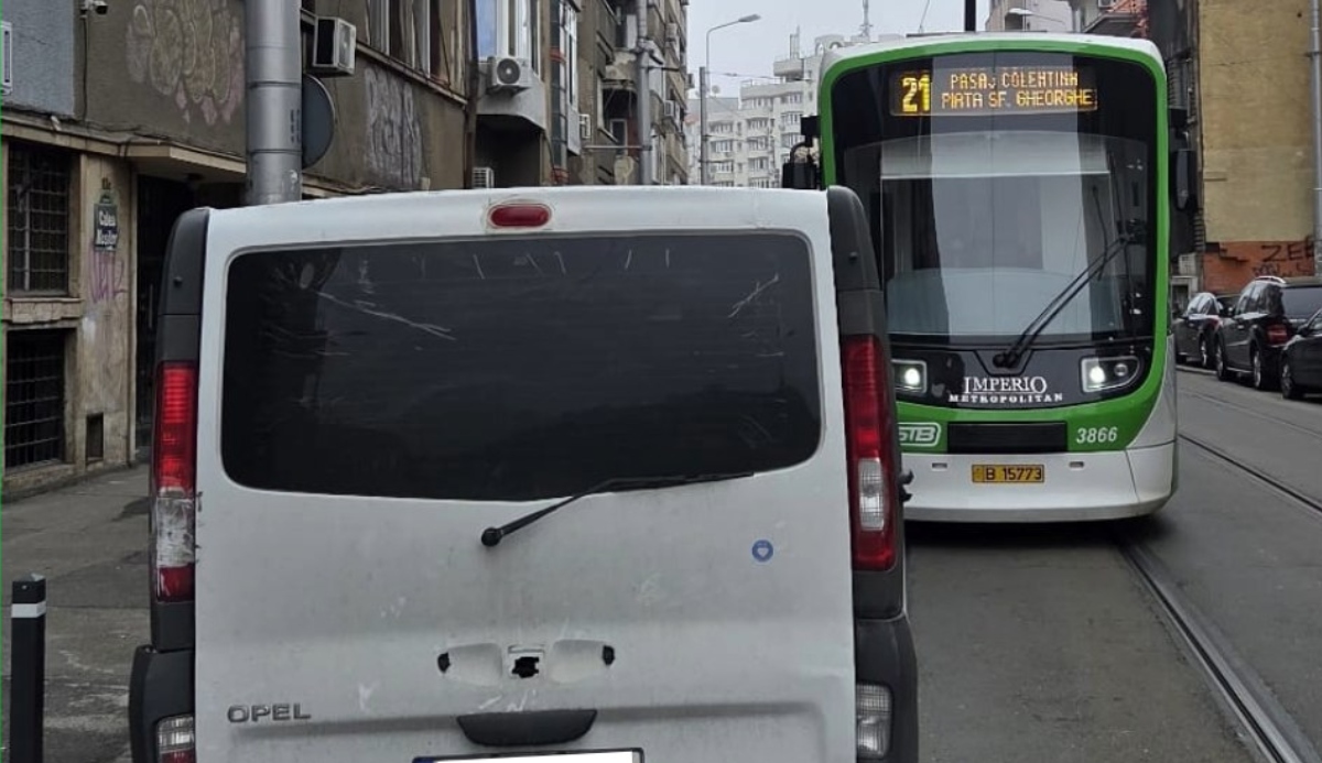 Mașină parcată neregulamentar tramvaie blocate