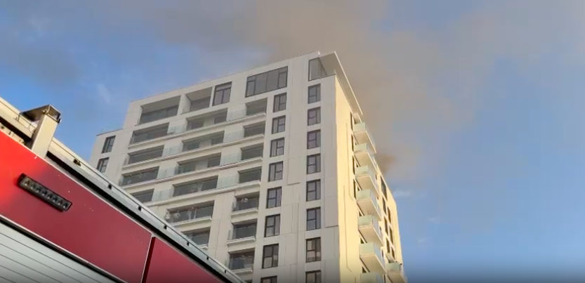 Incendiu cu degajări mari de fum, în Sectorul 5 al Capitalei. FOTO: ISU