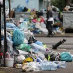 Amendă de 60.000 de lei și mașină confiscată pentru că a aruncat gunoi pe spațiul public