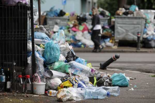 Amendă de 60.000 de lei și mașină confiscată pentru că a aruncat gunoi pe spațiul public