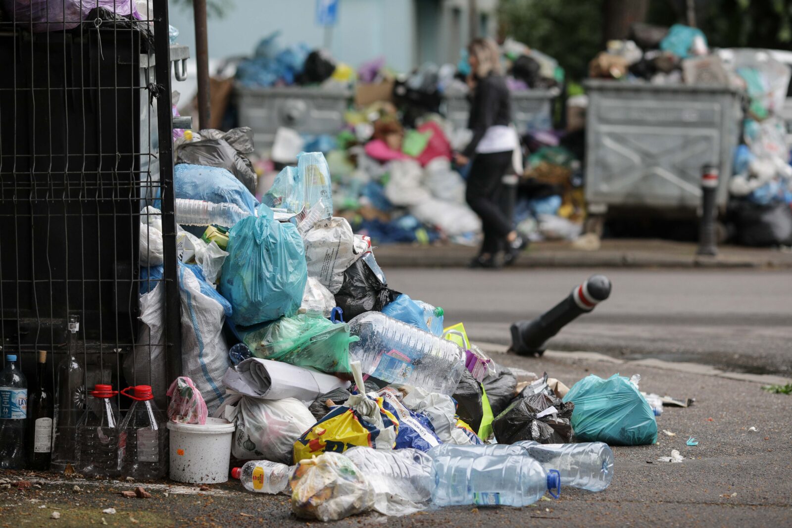 Amendă de 60.000 de lei și mașină confiscată pentru că a aruncat gunoi pe spațiul public