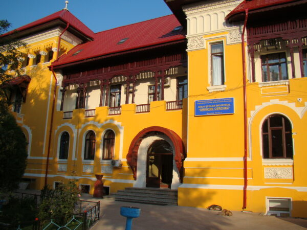 Miros de gaze la Colegiul Tehnologic Grigore Cerchez. Elevii și profesorii au fost evacuați. FOTO: grigorecerghez.ro