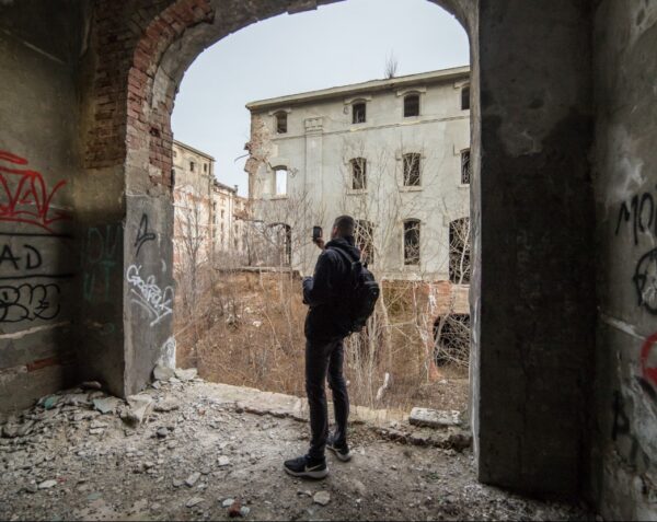 „Spațiile abandonate funcționează ca niște camere de reflecție”. Cum arată Capitala prin detalii pe care oamenii le ratează