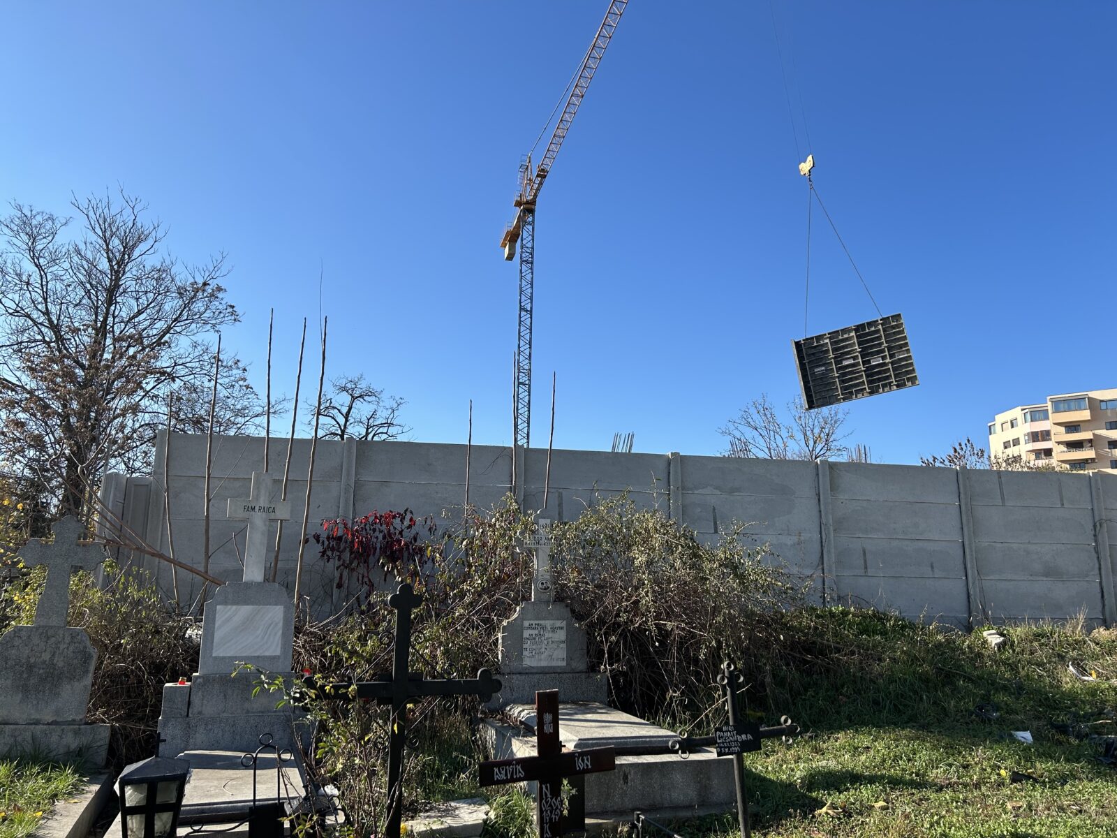 „Halloween Residence”: Proiectul din Sectorul 4 cu vedere la mormântul lui Eminescu și cavoul lui Videanu. Foto: Cătălin Anghel-Dimache