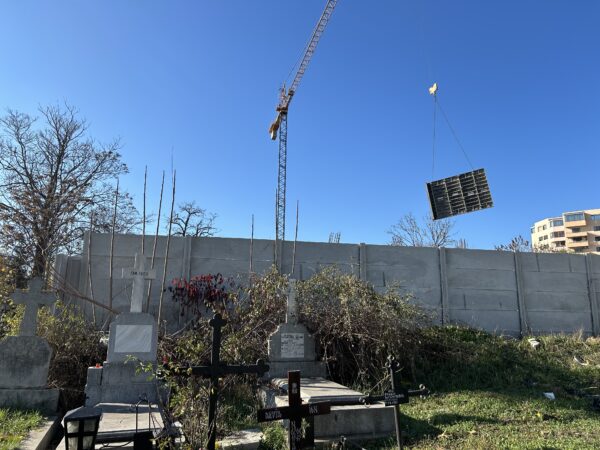 „Halloween Residence”: Proiectul din Sectorul 4 cu vedere la mormântul lui Eminescu și cavoul lui Videanu. Foto: Cătălin Anghel-Dimache