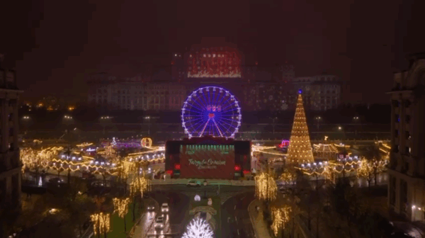 Cum arată târgul de Crăciun din Piața Constituției