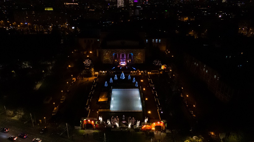 „Bucharest Opera Christmas Market”, pe esplanada Operei Naţionale. FOTO:ClassicalChristmasMarket/ Facebook
