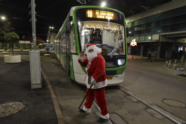 STB anunță programul de circulație pentru sărbătorile de iarnă. Cum vor circula autobuzele de Crăciun și Revelion | FOTO: Inquam Photos / Octav Ganea