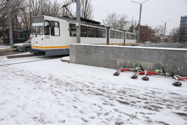 Autobuzele nu mai circulă pe linia de tramvai. Foto: Inquam Photos / George Călin