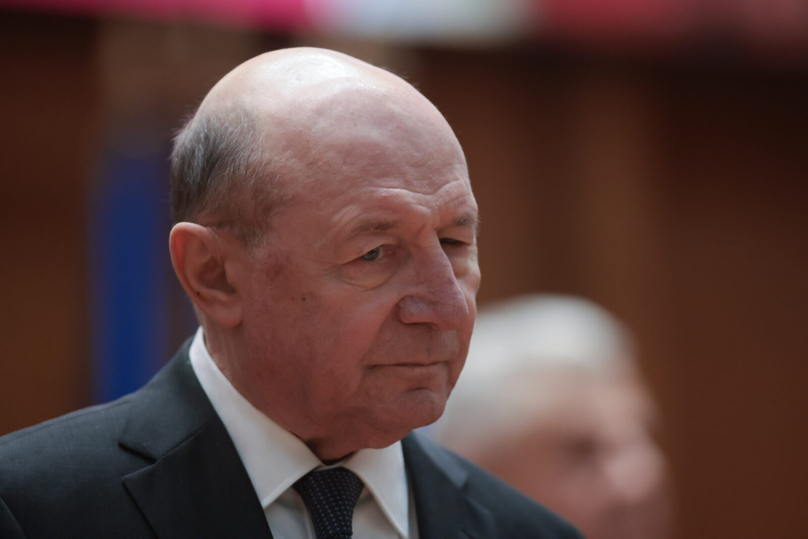 Fostul președinte al României și fost primar general, Traian Băsescu, s-a prezentat la urne puțin după ora 10:00, la o secție din Capitală, însoțit de soția sa, Maria.