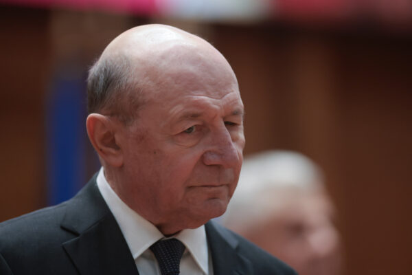 Fostul președinte al României și fost primar general, Traian Băsescu, s-a prezentat la urne puțin după ora 10:00, la o secție din Capitală, însoțit de soția sa, Maria.