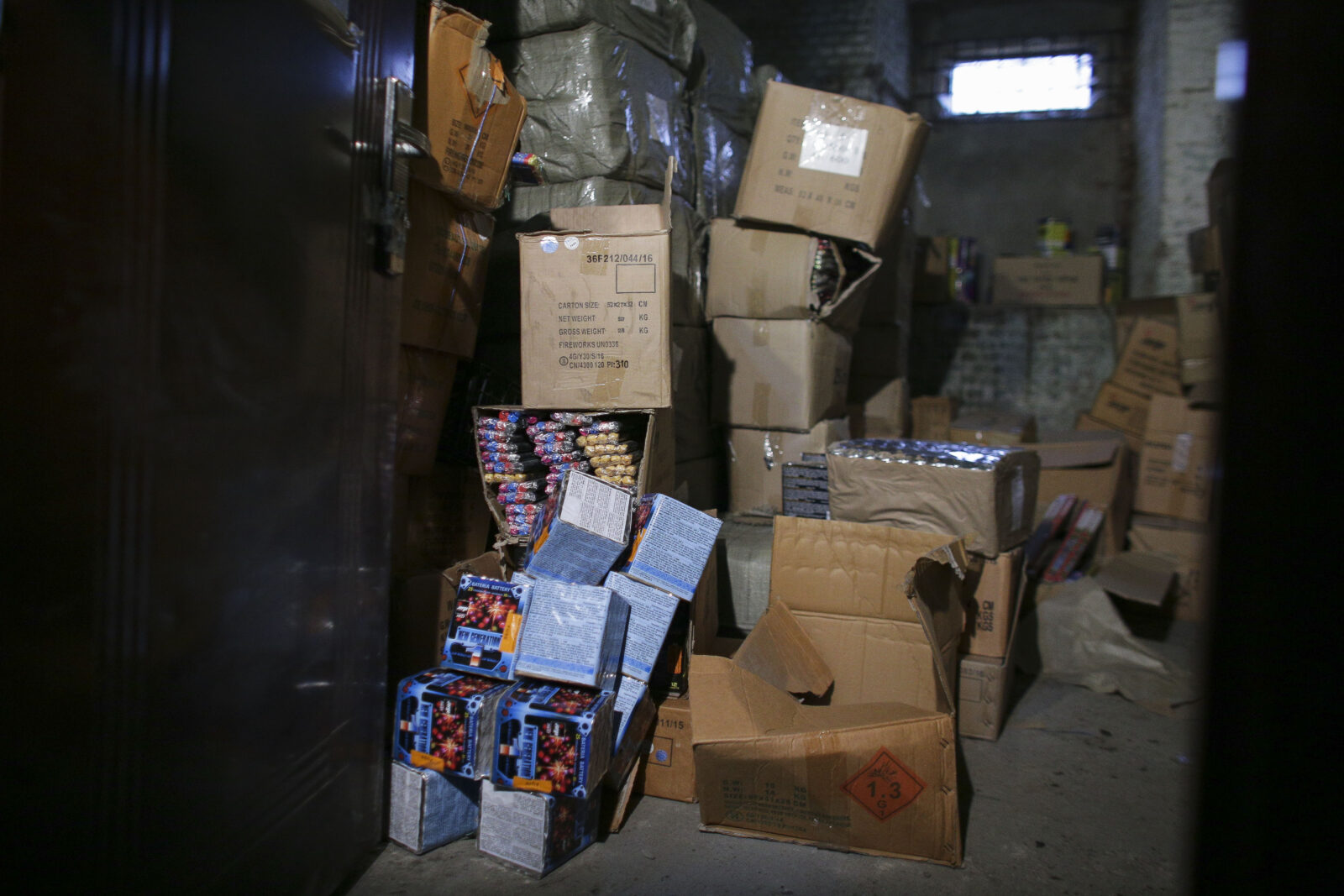 650 de kilograme de petarde depozitate ilegal într-un centru comercial din Sectorul 2, confiscate de polițiști | FOTO: Inquam Photos / Octav Ganea