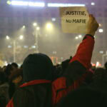 Un nou protest pentru independența justiției, vineri seara, în Piața Victoriei. Foto: Florin Râşteiu