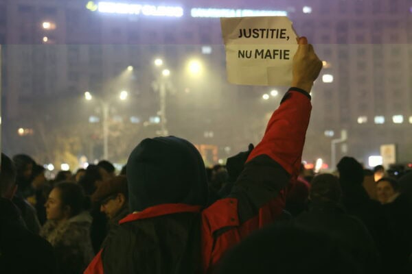 Un nou protest pentru independența justiției, vineri seara, în Piața Victoriei. Foto: Florin Râşteiu