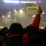 Un nou protest pentru independența justiției, vineri seara, în Piața Victoriei. Foto: Florin Râşteiu
