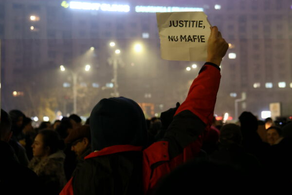 Un nou protest pentru independența justiției, vineri seara, în Piața Victoriei. Foto: Florin Râşteiu