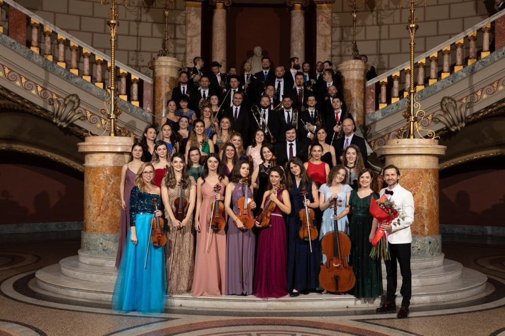 Orchestra New Hope cântă muzică din filme celebre, la Ateneul Român. newhopemusic.org