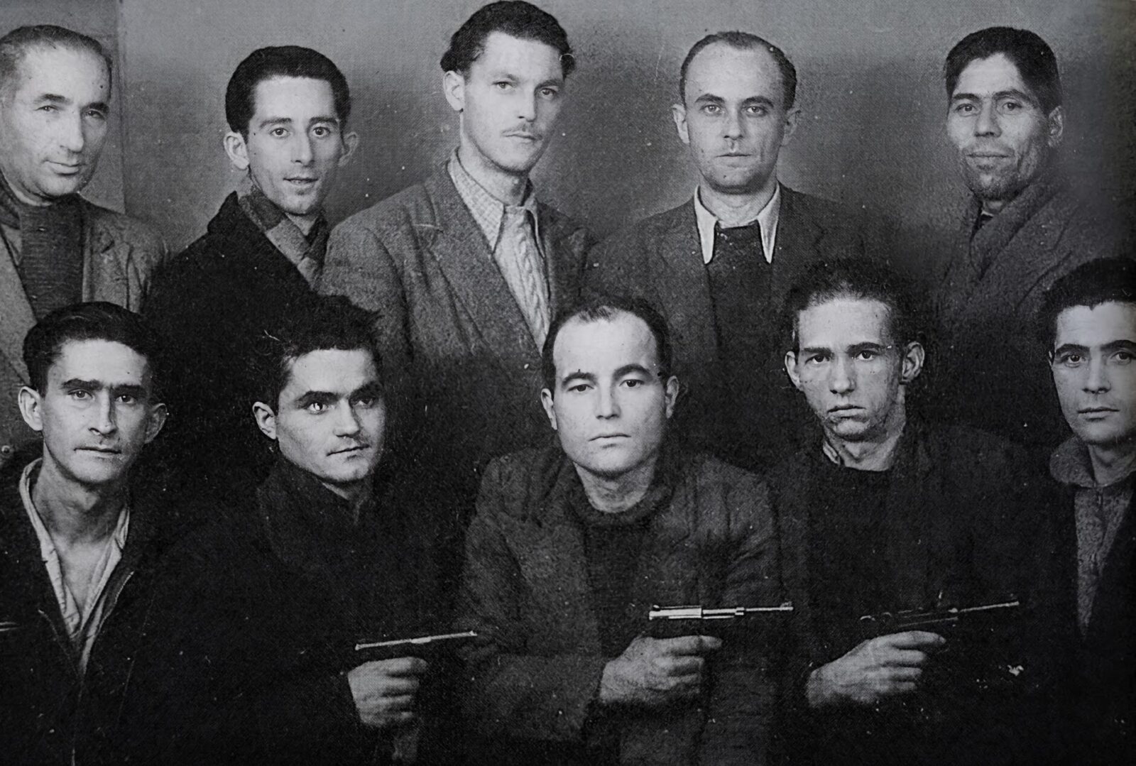 Infractori din Bucureşti, arestaţi de comisarul Carol Deleanu(al doilea din dreapta, rândul de sus). FOTO: Editura Vremea