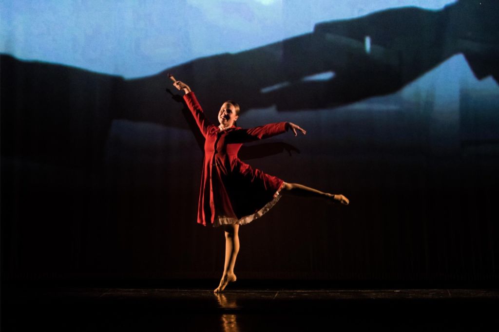 Final fericit pentru „Fetița cu chibrituri”. Spectacolul se joacă la Opera Comică pentru Copii, anul viitor. FOTO: OCC