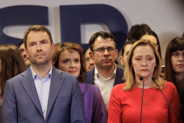 trădat-o pe Lasconi