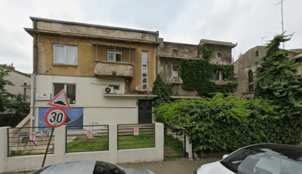 Impozitul pe clădiri crește cu până la 500% pentru 63 de imobile degradate. Foto: Intrarea Bitolia nr. 14/ Google Maps