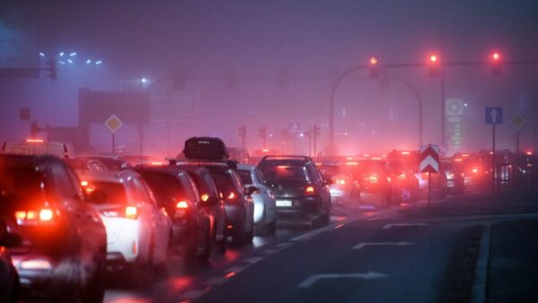 Amenzi sub jumătate de milion de euro, în 2025, pentru poluarea aerului din Capitală. Foto: Unsplash