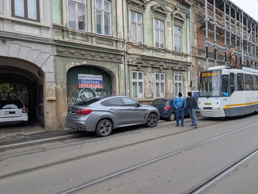 Autoturism parcate pe linia de tramvai pe Calea Moșilor. Foto: BdB