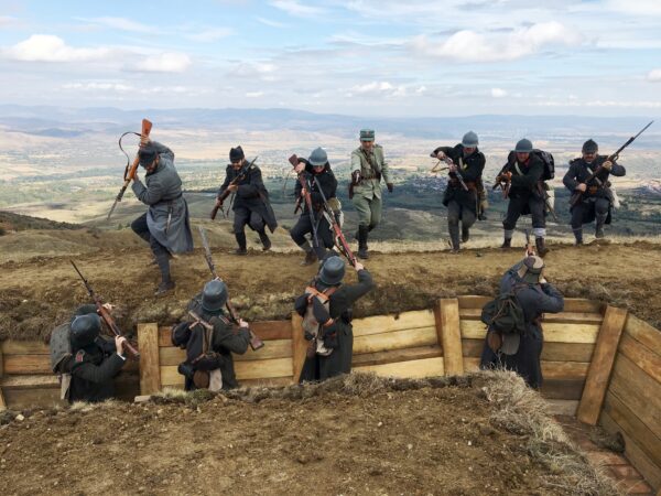 Cafeneaua BdB | Mircea Stoica, președintele Asociației Tradiția Militară, despre Parada de Ziua Națională: „De fiecare dată când trecem pe sub Arcul de Triumf este un moment sfânt.” | FOTO: aTM