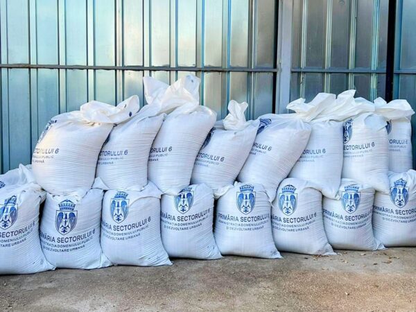 Material antiderapant gratuit pentru asociațiile de proprietari din Sectorul 6. Foto: FB/ PS6