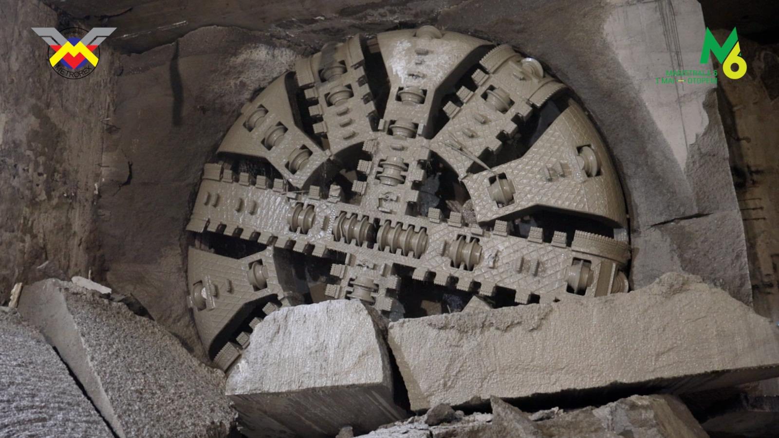 M6 | Cârtița „Sfânta Maria” a ajuns la Gara Băneasa. Scutul de forat a străpuns peretele stației | FOTO: Metrorex via Facebook