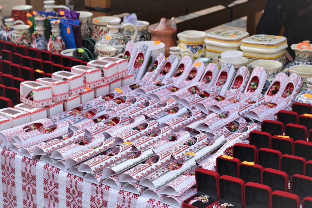 Primăria Sectorului 6 amenajează spații pentru comercianții care vor să vândă mărțișoare. FOTO: PS6