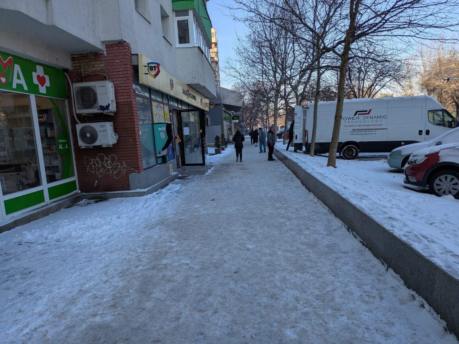 „Legea ghețușului”: Persoanele fizice și asociațiile de proprietari riscă amenzi de până la 2.000 de lei pentru neglijență. Foto: Florin Râșteiu