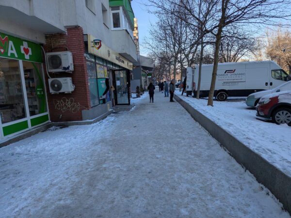 „Legea ghețușului”: Persoanele fizice și asociațiile de proprietari riscă amenzi de până la 2.000 de lei pentru neglijență. Foto: Florin Râșteiu