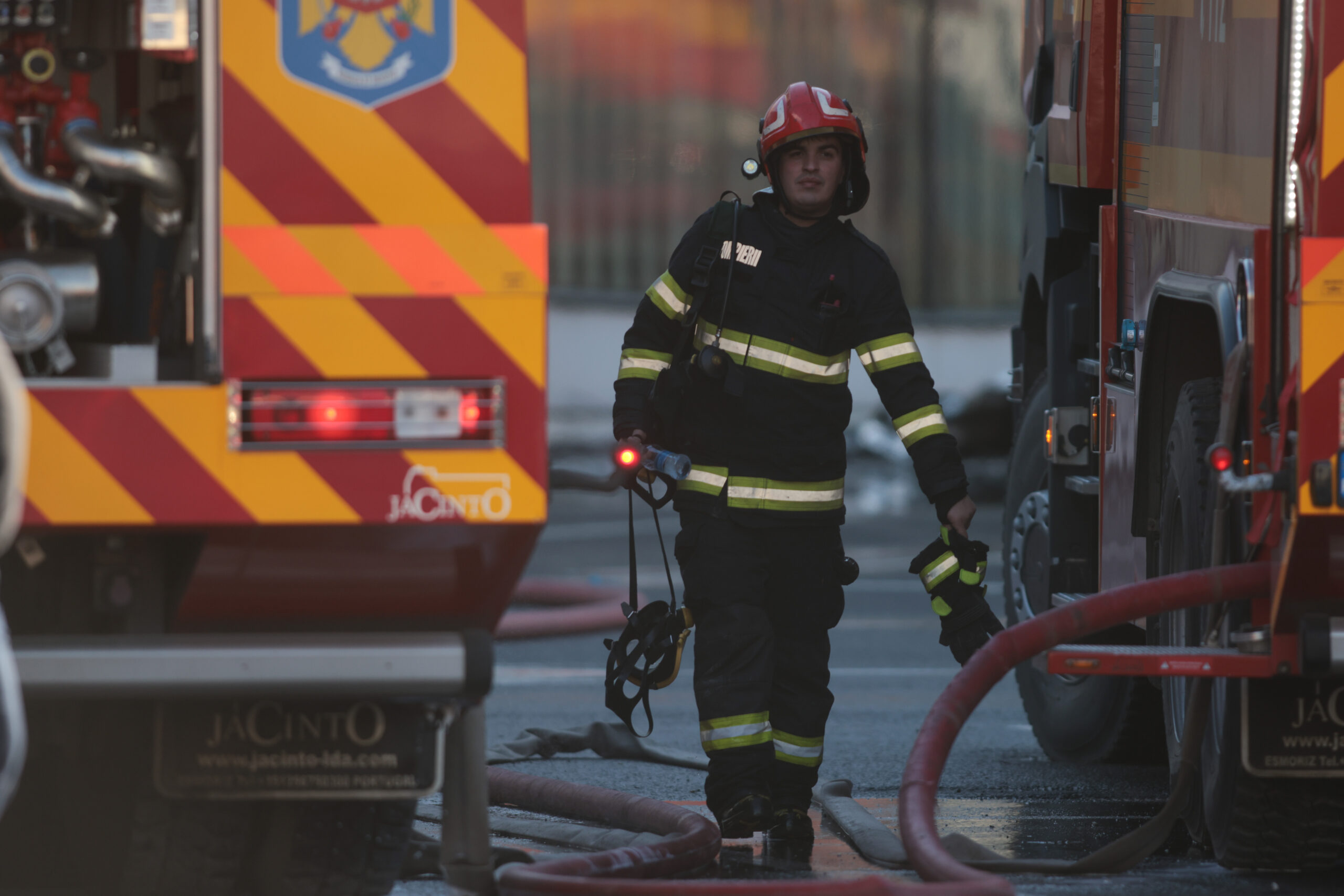 Noaptea balcoanelor în flăcări în Sectoarele 3 și 6. Zeci de apartamente distruse și doi bucureșteni care au ajuns cu arsuri la spital