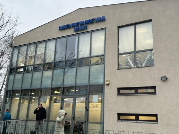 REPORTAJ | Taxe, impozite și supărări. Cum a arătat, la ghișeu, prima zi de plată a impozitelor