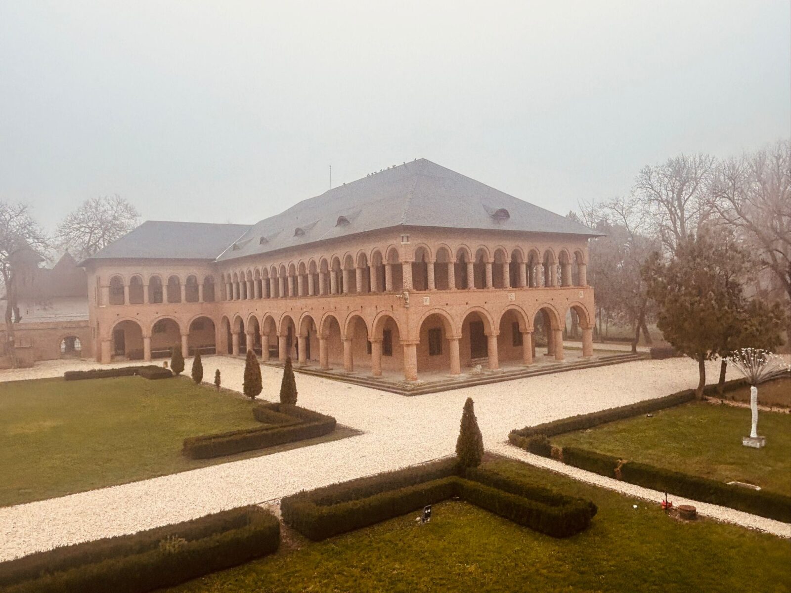 Palatele Brâncovenești găzduiesc o expoziție de pictură până la finalul lunii februarie | FOTO: Centrul de Cultură “Palatele Brâncoveneşti de la Porţile Bucureştiului” via Facebook