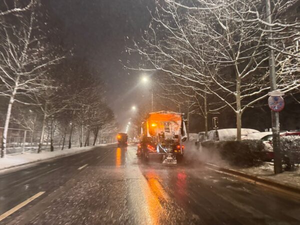 Deszăpezirea în București. Echipaje mobilizate în noaptea de 1 spre 2 februarie. Foto: FB/ PMB