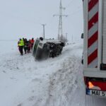 Un microbuz s-a răsturnat pe DN5 București-Giurgiu, din cauza zăpezii. A fost activat planul rosu de interventie | FOTO: ISU Giurgiu