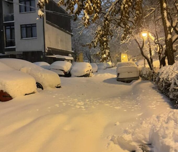 Val de critici la adresa primăriilor de sector, după ninsoarea abundentă. Străzile secundare, încă înzăpezite. Foto: Facebook