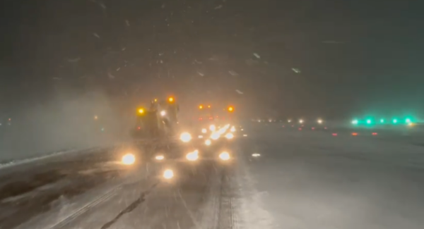 Zboruri întârziate la Otopeni și Băneasa din cauza viscolului. Conducerea aeroporturilor susține că pistele sunt practicabile