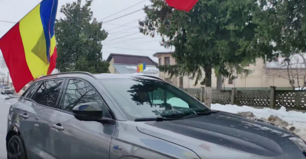 Călin Georgescu a ajuns la Poliția Buftea într-o mașină de 30.000 de euro, cu șofer. Ulterior, a dat autografe pe cojoacele unor ciobani