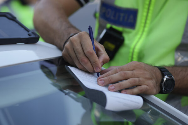 29 de permise de conducere au fost reținute în Capitală, azi-noapte. Au fost aplicate amenzi de peste 60.000 de lei | FOTO: Inquam Photos / George Călin