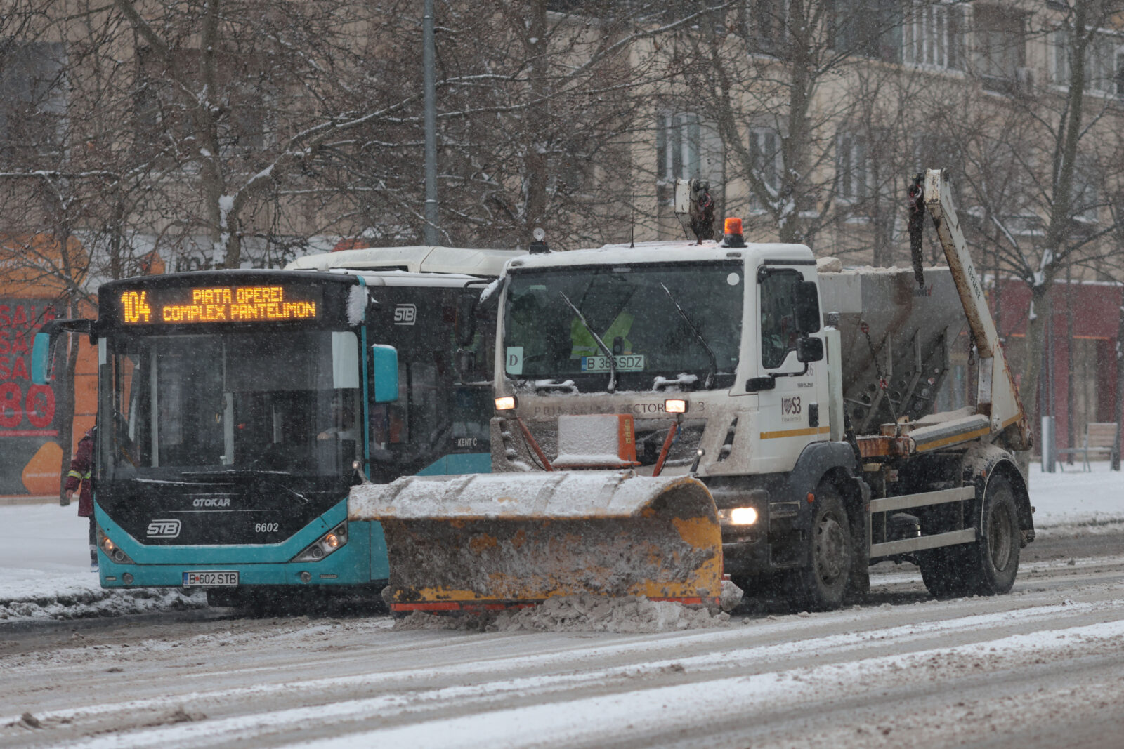 Bilanțul deszăpezirii în Capitală, după a doua noapte de ninosare abundentă. Peste 1.700 de operatori, în stradă | FOTO: Inquam Photos / George Călin