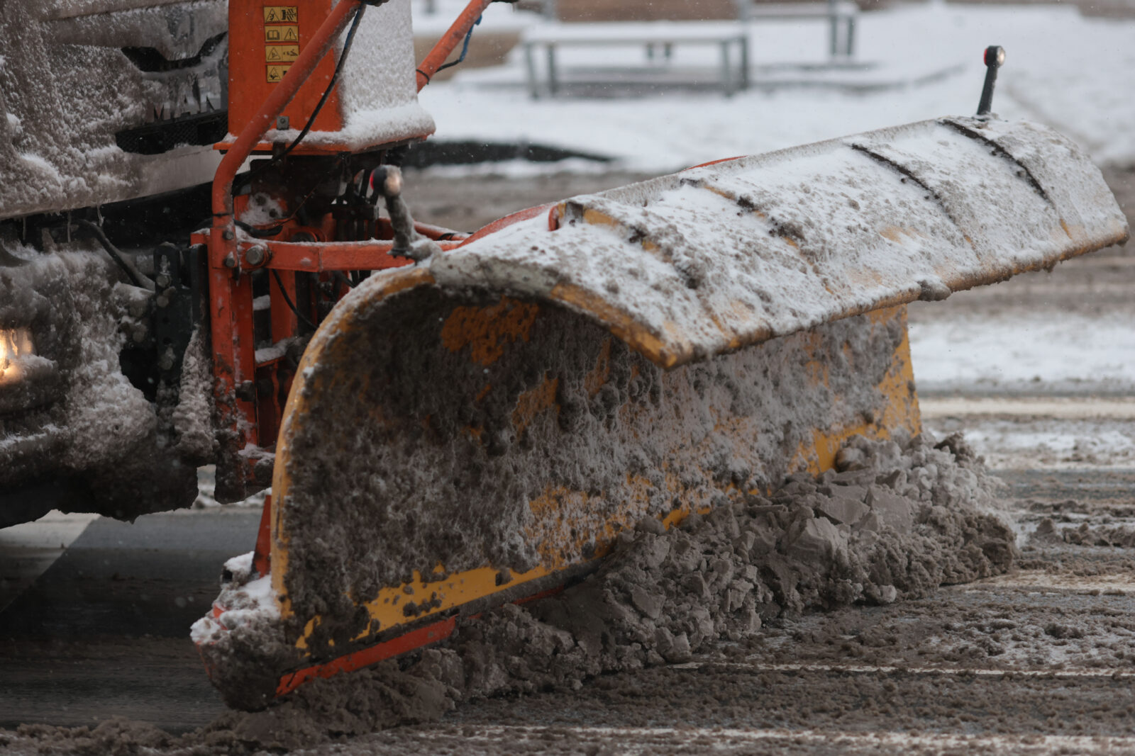 Bilanț după o noapte de zăpadă: aproape 290 de utilaje și peste 1.700 de muncitori în teren. Marile bulevarde sunt „la negru” | FOTO: Inquam Photos / George Călin
