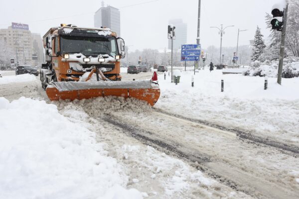 Primăria Sectorului 1 dă vina pe Romprest pentru deszăpezirea ineficientă și amenință cu sancțiuni. Foto: Inquam Photos/ Octav Ganea
